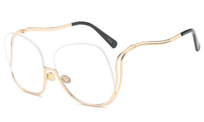 Γυναικεία γυαλιά ηλίου με ενδιαφέρον σχήμα πλαισίου