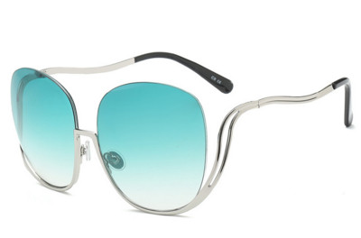 Γυναικεία γυαλιά ηλίου με ενδιαφέρον σχήμα πλαισίου