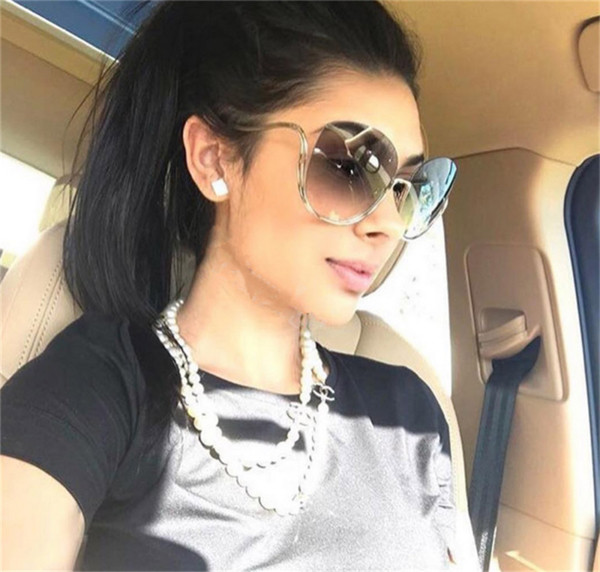 Γυναικεία γυαλιά ηλίου με ενδιαφέρον σχήμα πλαισίου