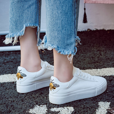 Семпли дамски кецове в бял цвят с бродерия на пеперуда в зелен и жълт цвят