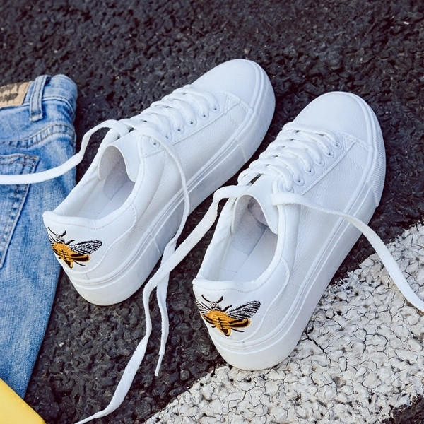 Семпли дамски кецове в бял цвят с бродерия на пеперуда в зелен и жълт цвят