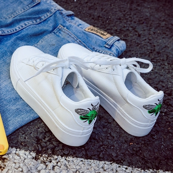 Семпли дамски кецове в бял цвят с бродерия на пеперуда в зелен и жълт цвят