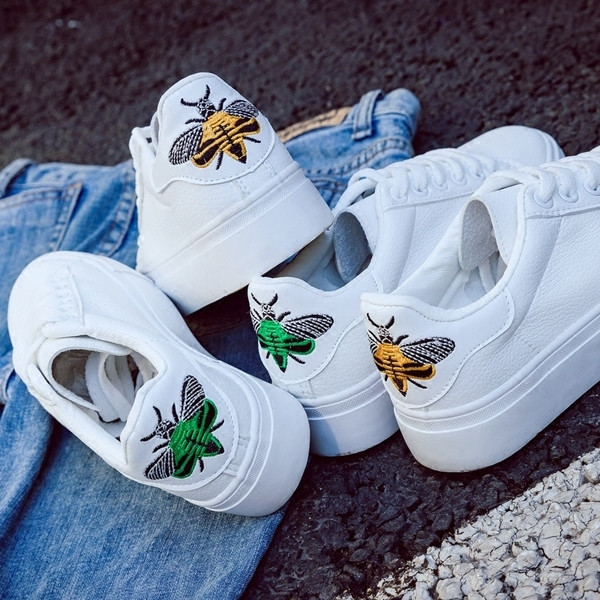 Семпли дамски кецове в бял цвят с бродерия на пеперуда в зелен и жълт цвят