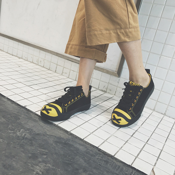 Интересни кецове за дамите в три цвята с декорация, подходящи за ежедневие