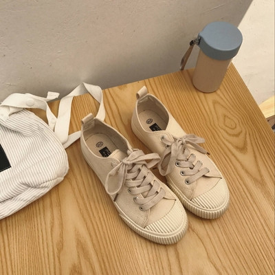 Γυναικεία πάνινα παπούτσια με μια επίπεδη τρίχρωμη σόλα