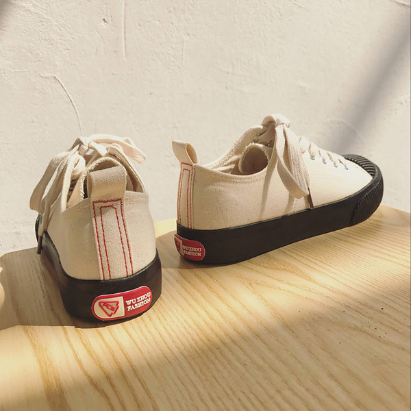 Γυναικεία πάνινα παπούτσια  με μια επίπεδη τρίχρωμη σόλα