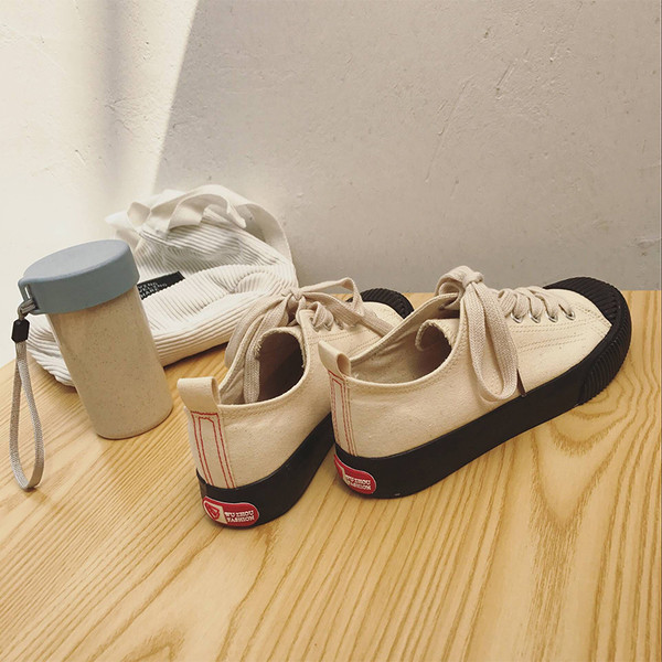 Γυναικεία πάνινα παπούτσια  με μια επίπεδη τρίχρωμη σόλα