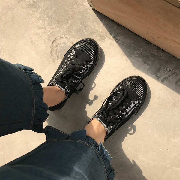 Γυναικεία πάνινα παπούτσια  με μια επίπεδη τρίχρωμη σόλα