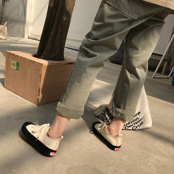 Γυναικεία πάνινα παπούτσια  με μια επίπεδη τρίχρωμη σόλα