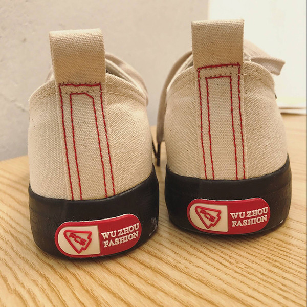 Γυναικεία πάνινα παπούτσια  με μια επίπεδη τρίχρωμη σόλα