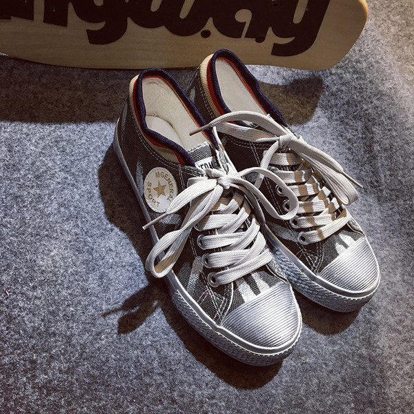 Κομψά πάνινα γυναικεία παπούτσια  με δίχρωμη εφαρμογή