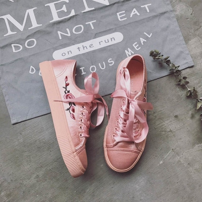 Красиви дамски кецове черен, розов и бежов цвят с флорална декорация