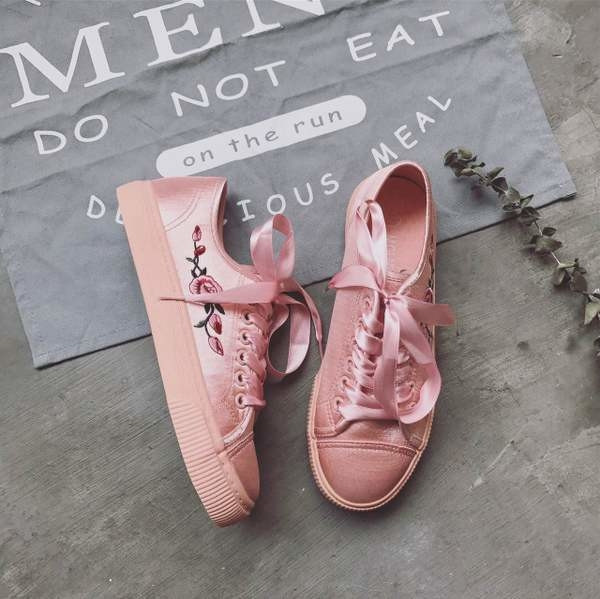 Красиви дамски кецове черен, розов и бежов цвят с флорална декорация