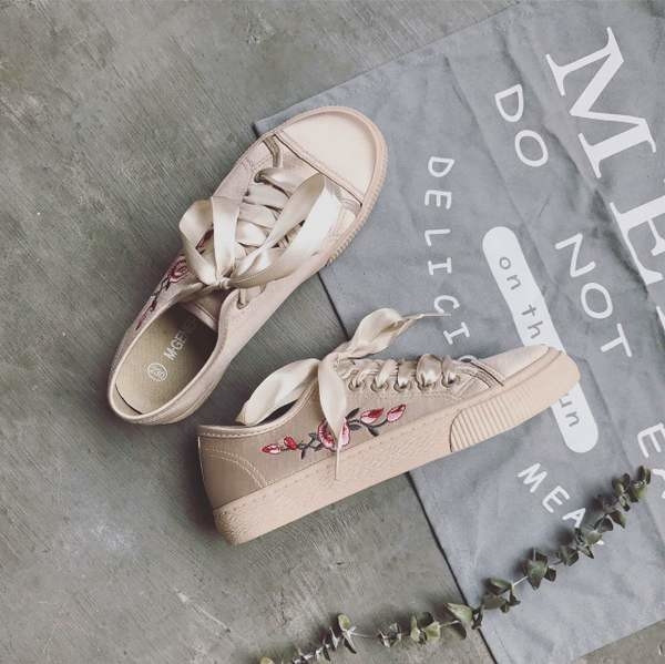 Красиви дамски кецове черен, розов и бежов цвят с флорална декорация