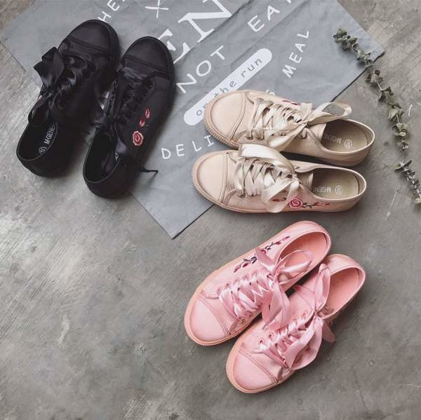 Красиви дамски кецове черен, розов и бежов цвят с флорална декорация