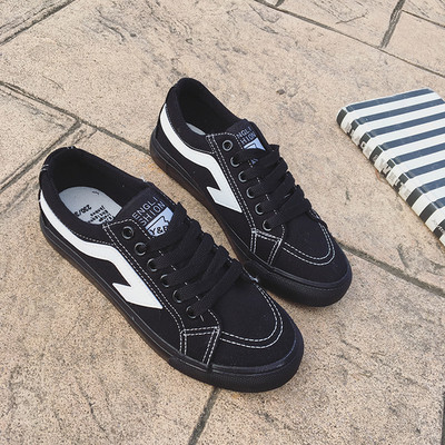 Сладки дамски кецове в бял и черен цвят с равна подметка