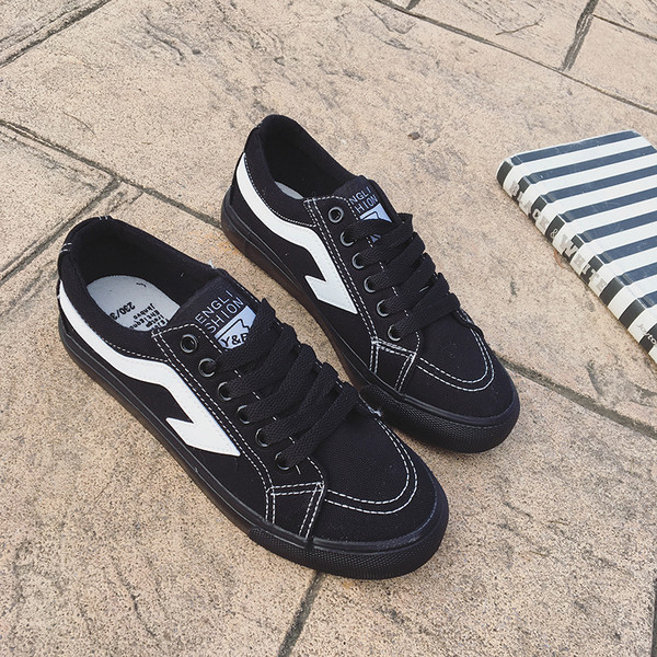 Сладки дамски кецове в бял и черен цвят с равна подметка