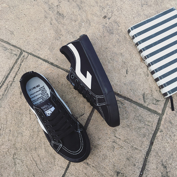 Сладки дамски кецове в бял и черен цвят с равна подметка