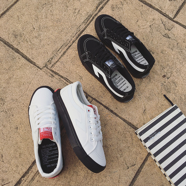 Сладки дамски кецове в бял и черен цвят с равна подметка