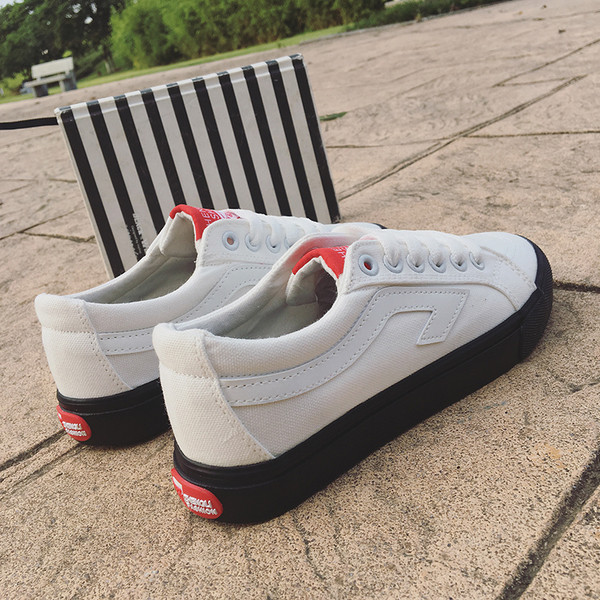 Сладки дамски кецове в бял и черен цвят с равна подметка