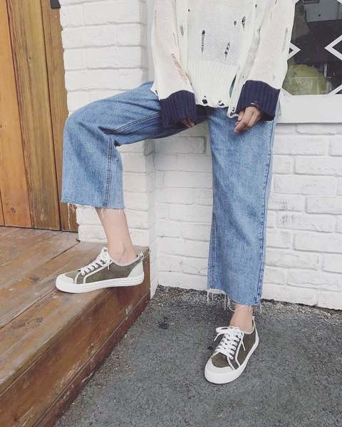 Ενδιαφέρουσα μοντέρνα αθλητικά γυναικεία παπούτσιασε τέσσερα χρώματα κατάλληλα για την καθημερινή ζωή