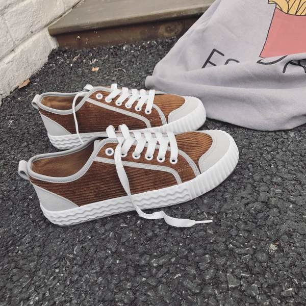 Ενδιαφέρουσα μοντέρνα αθλητικά γυναικεία παπούτσιασε τέσσερα χρώματα κατάλληλα για την καθημερινή ζωή