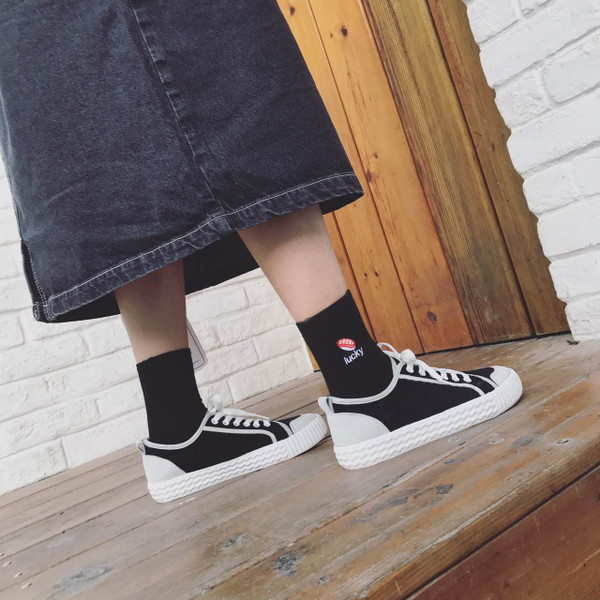 Ενδιαφέρουσα μοντέρνα αθλητικά γυναικεία παπούτσιασε τέσσερα χρώματα κατάλληλα για την καθημερινή ζωή