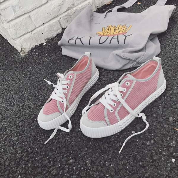 Ενδιαφέρουσα μοντέρνα αθλητικά γυναικεία παπούτσιασε τέσσερα χρώματα κατάλληλα για την καθημερινή ζωή