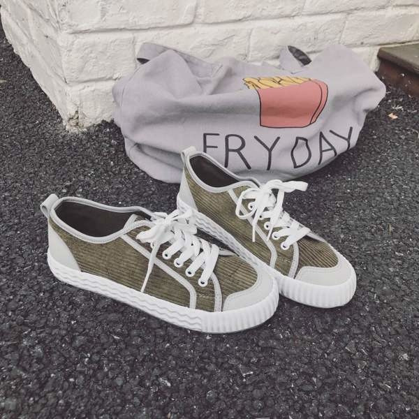 Ενδιαφέρουσα μοντέρνα αθλητικά γυναικεία παπούτσιασε τέσσερα χρώματα κατάλληλα για την καθημερινή ζωή