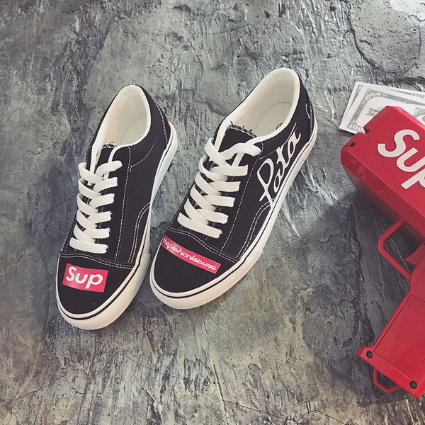 Σπορ-κομψά γυναικεία αθλητικά παπούτσια με επιγραφές σε τρία χρώματα