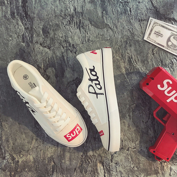 Σπορ-κομψά γυναικεία αθλητικά παπούτσια με επιγραφές σε τρία χρώματα