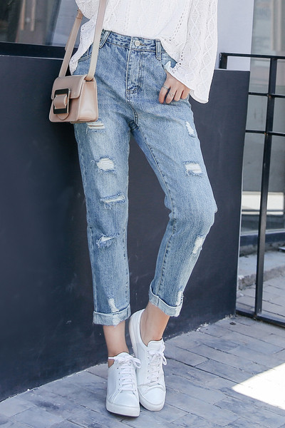 Κομψά γυναικεία τζιν 7/8 με υψηλή μέση και ελαφριά περικοπή