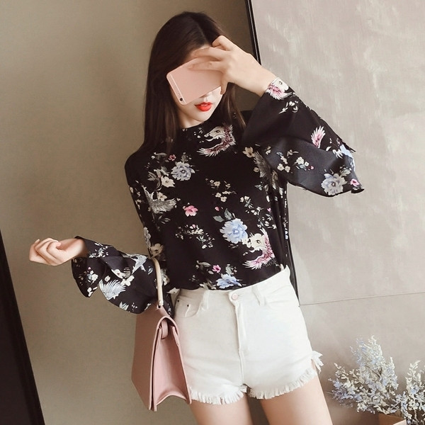 Κομψό γυναικείο πουκάμισο με σγουρά μανίκια σε floral μοτίβο