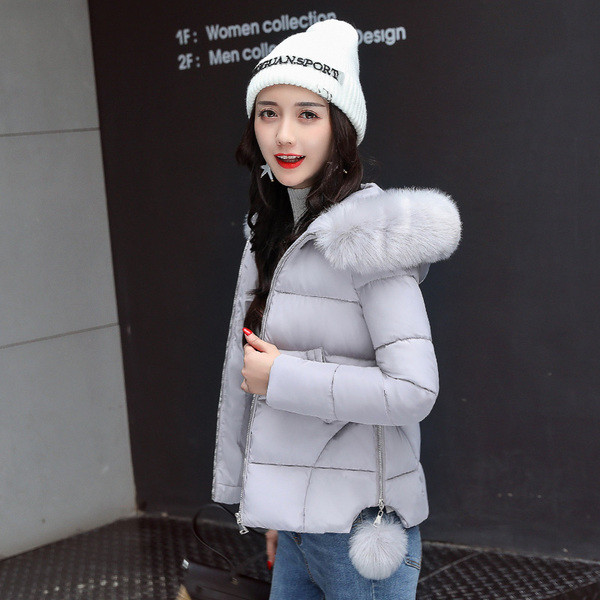 Όμορφο γυναικείο μπουφάν με χνουδωτή κουκούλα και χνουδωτές χάντρες