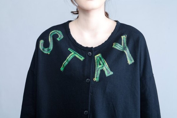 Стилна и интересна дамска риза с апликация на гърба и надпис, в свободен стил