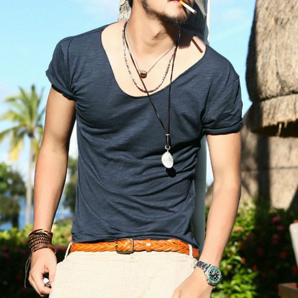 Страхотна мъжка тениска с къс ръкав с V-образно деколте