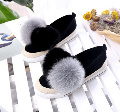 Ежедневни,много удобни дамски обувки с равна подметка и красиво пухче