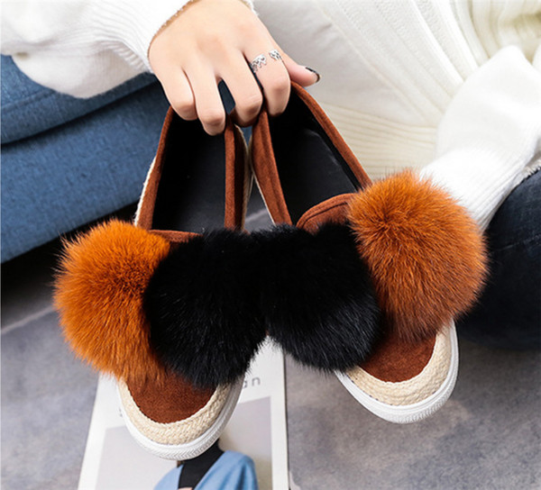 Ежедневни,много удобни дамски обувки с равна подметка и красиво пухче