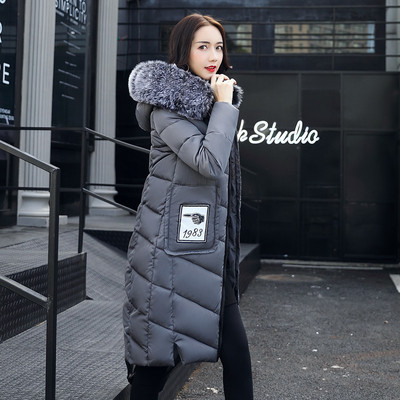 Κομψό χειμωνιάτικο μακρύ γυναικείο μπουφάν με κουκούλα με χνούδι και εφαρμογές