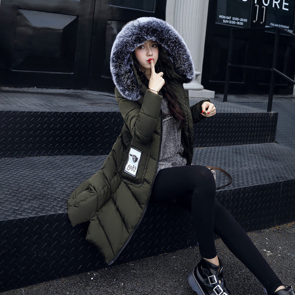 Стилно зимно дълго яке за дамите с качулка с пух и апликация