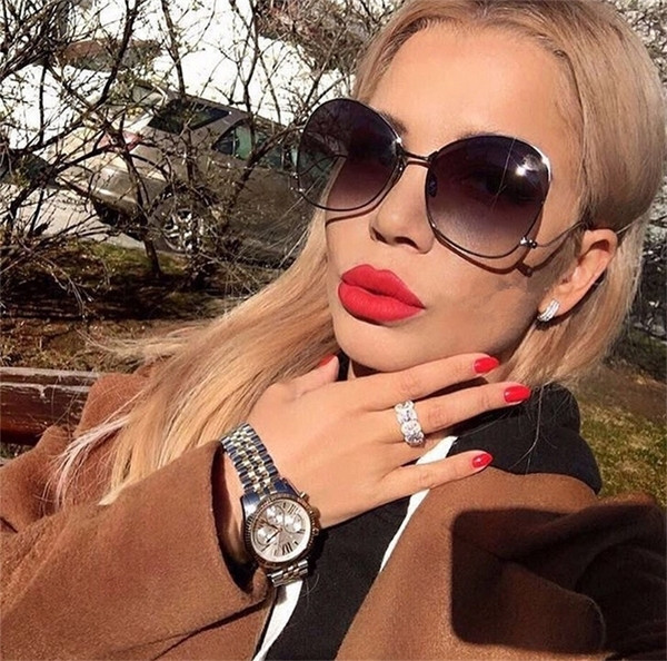 Актуални дамски слънчеви очила с нестандартна форма на рамките