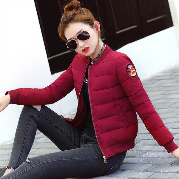 Спортно-елегантно късо дамско яке, подходящо за студените дни с апликация, в много цветове