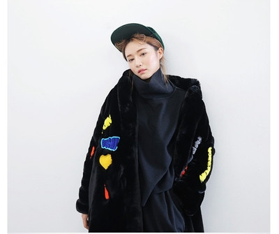 Екстравагантно дълго дамско пухено палто с апликации в три цвята