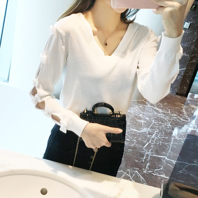 Стилен пуловер за дамите с V-образно деколте и отворени части на ръкава с панделки, в бял и черен цвят