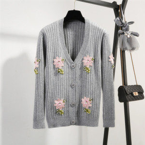 Актуална дамска жилетка с флорални мотиви и V-образно деколте