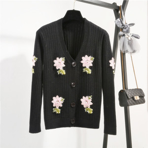 Актуална дамска жилетка с флорални мотиви и V-образно деколте