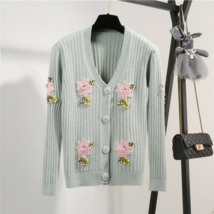 Актуална дамска жилетка с флорални мотиви и V-образно деколте