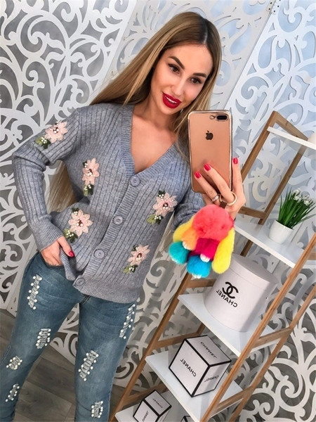 Актуална дамска жилетка с флорални мотиви и V-образно деколте