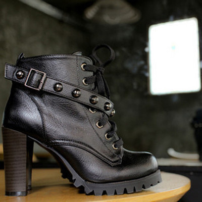 Κομψές γυναικείες μπότες σε ανθεκτικά πέλματα κατάλληλα για τη καθημερινή ζωή