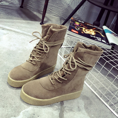 Спортно-елегантни дамски боти с равна подметка в черен и бежов цвят